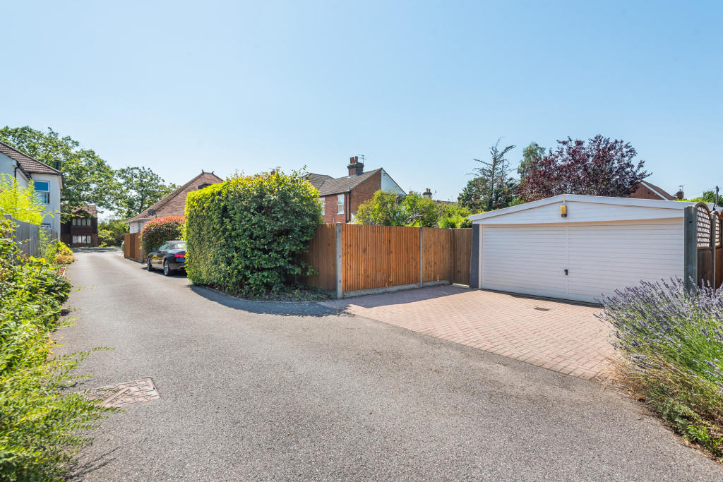 3 bedroom detached house for sale in Reading Road, Farnborough , gu14, GU14