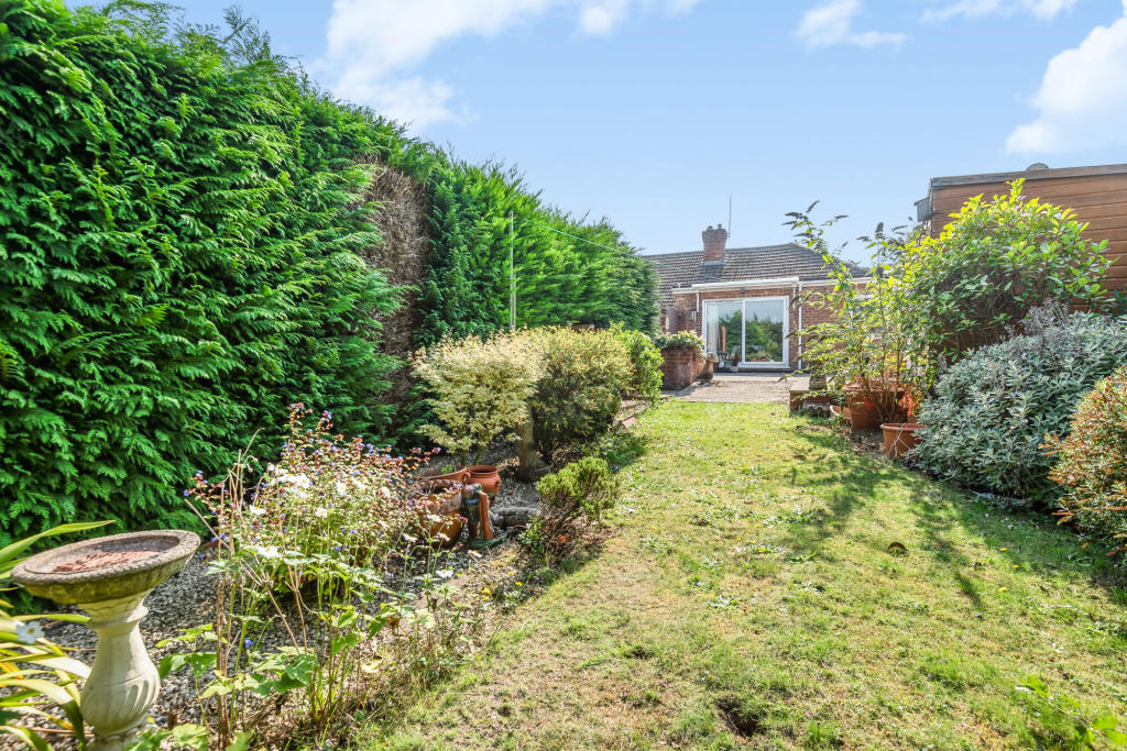 2 bedroom bungalow for sale in Hermitage Woods Crescent, Woking, GU21
