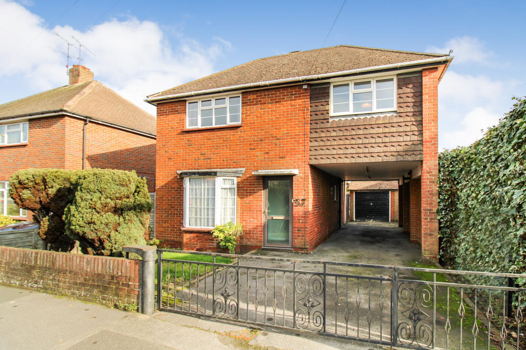 4 bedroom detached house for sale in Park Road, Farnborough , gu14, GU14