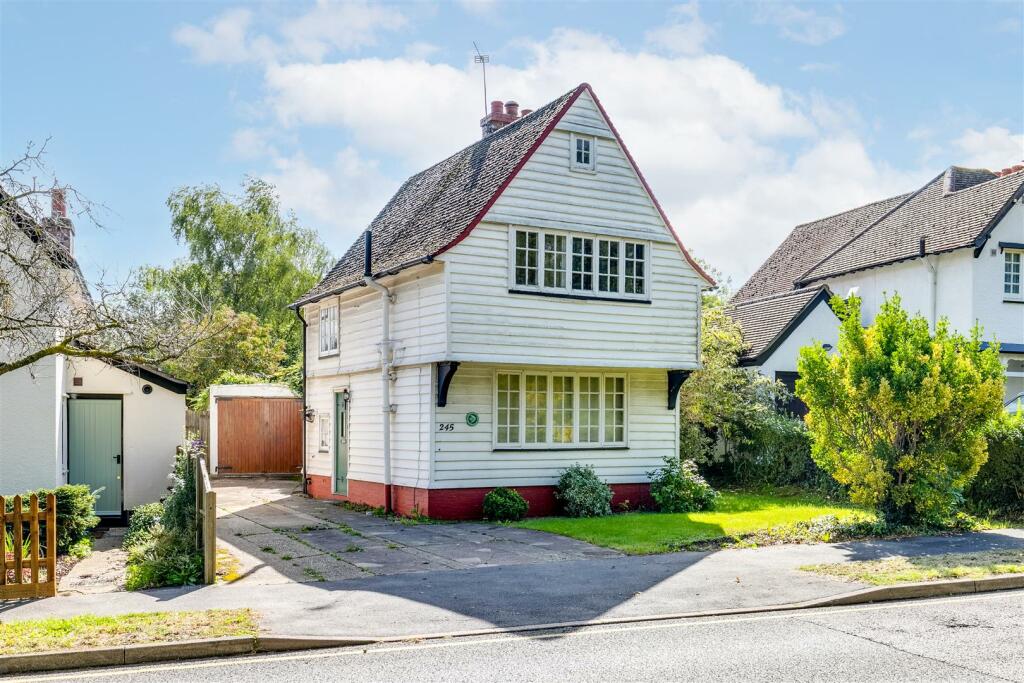 2 bedroom detached house for sale in Icknield Way, Letchworth Garden