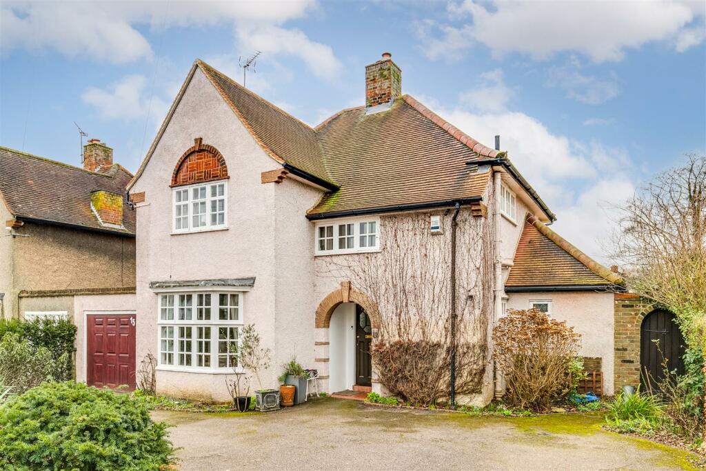 3 bedroom detached house for sale in South View, Letchworth Garden City