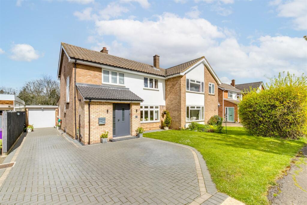 3 bedroom semidetached house for sale in Whitethorn Lane, Letchworth Garden City, SG6