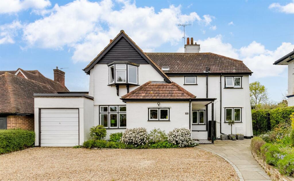 4 bedroom detached house for sale in Norton Way North, Letchworth