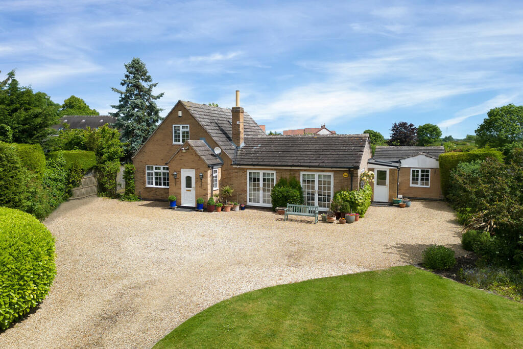 3 bedroom detached bungalow for sale in Harby Lane, Colston Bassett, NG12