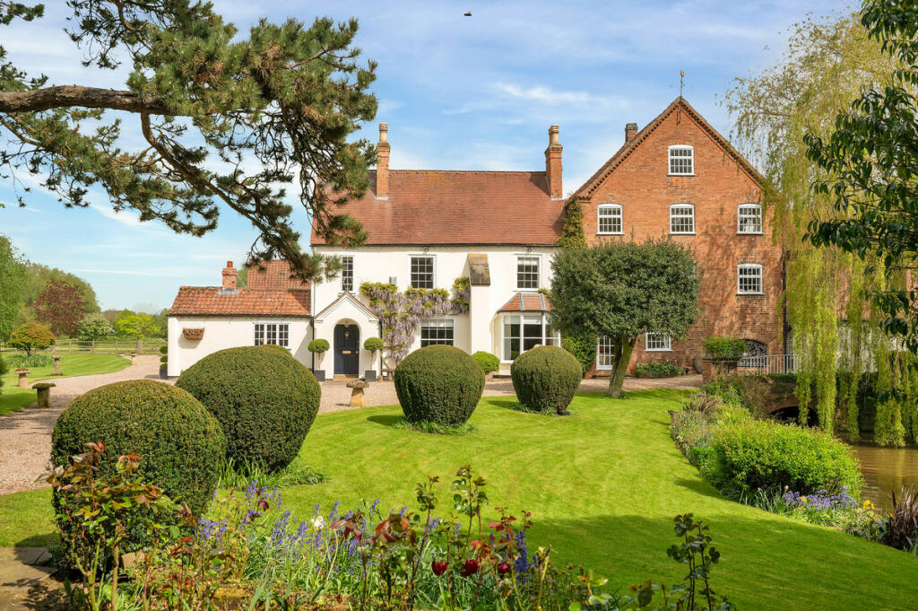 6 bedroom country house for sale in Epperstone Road, Lowdham, NG14