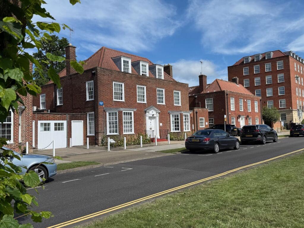 Main image of property: 10 Parkway, Welwyn Garden City, AL8 6HG