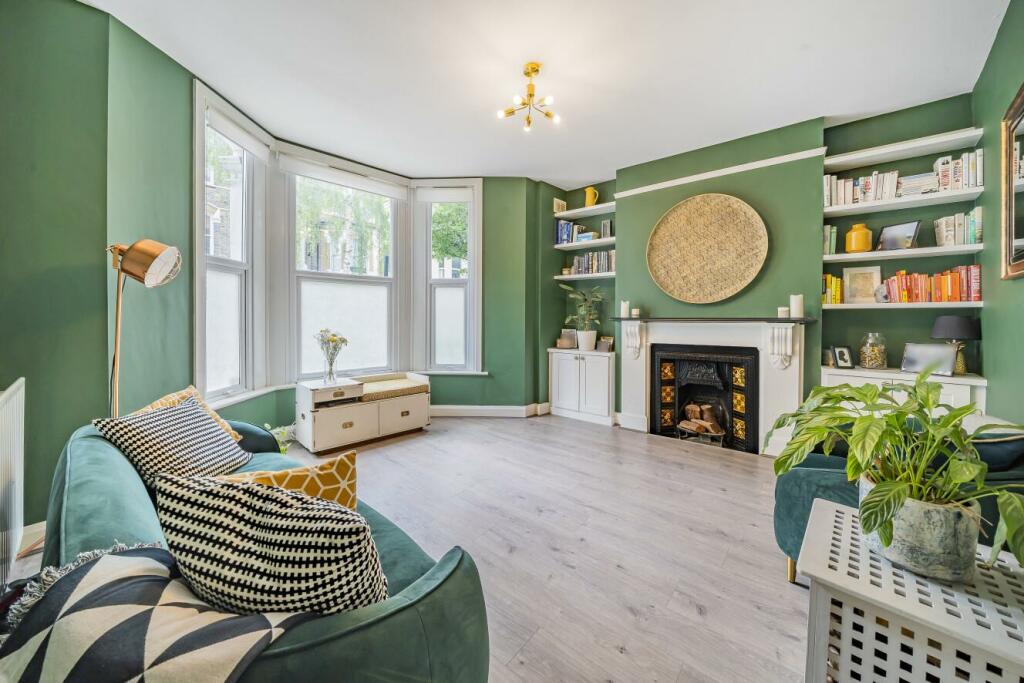 2 bedroom flat for sale in St Lukes Avenue, Clapham, SW4