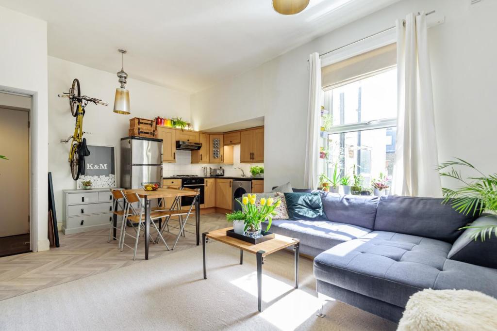 2 bedroom flat for sale in Clapham Road, Clapham, SW9