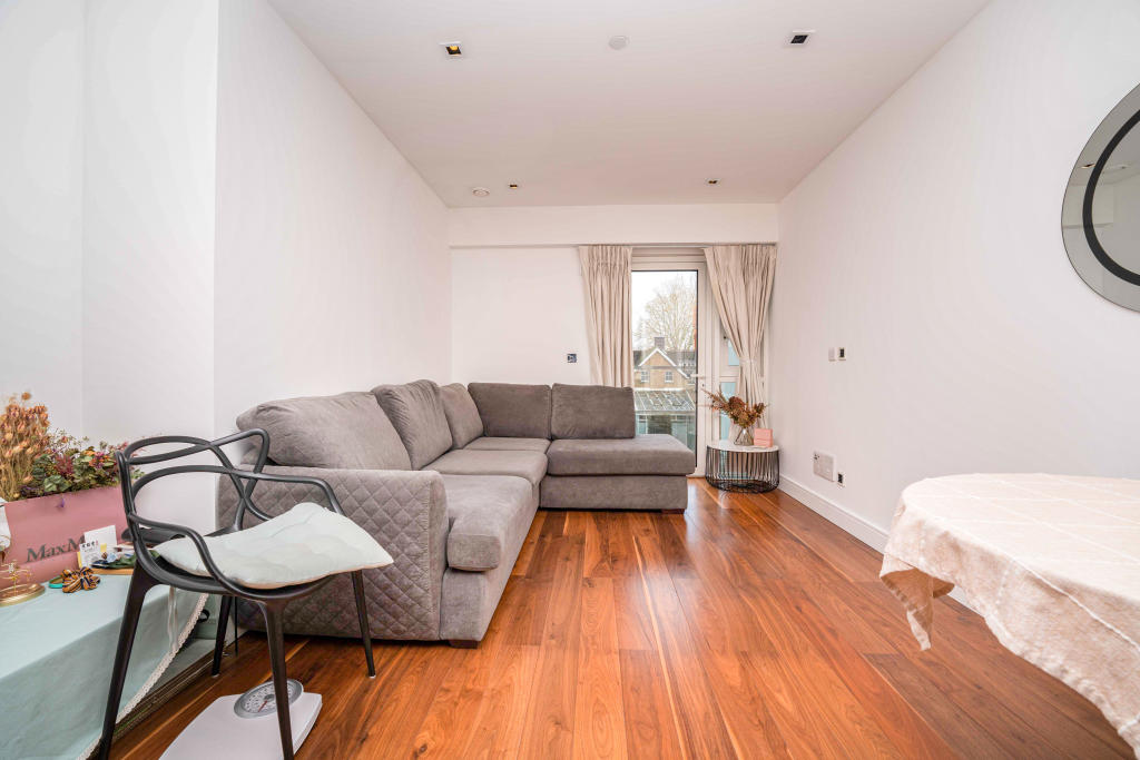 1 bedroom apartment for sale in Skyline House, Dickens Yard, Longfield