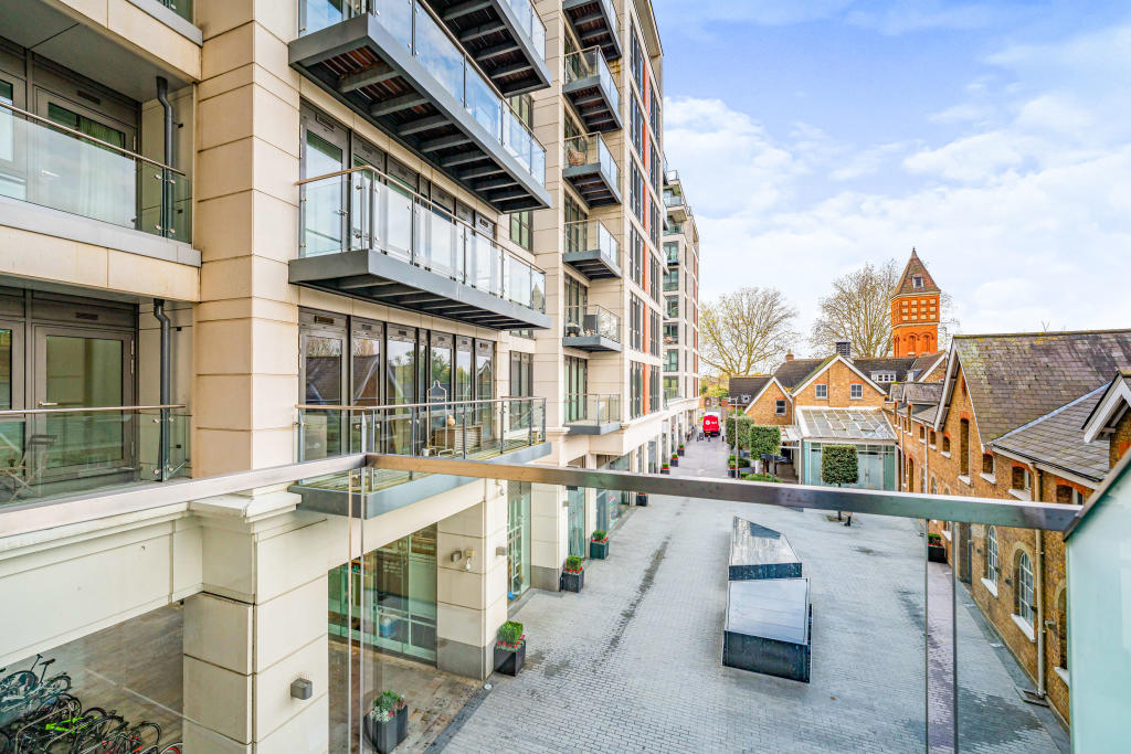 1 bedroom apartment for sale in Skyline House, Dickens Yard, Longfield