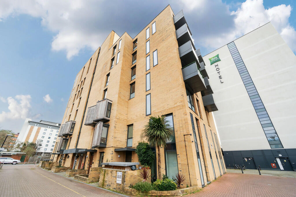1 bedroom apartment for sale in Bruce Court, Underhill Gardens, Ealing, W5