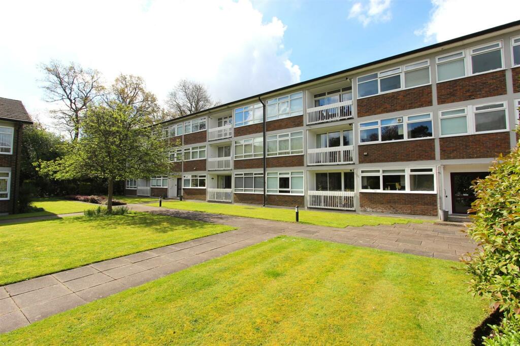 3 bedroom apartment for sale in Station Approach, Tadworth, KT20