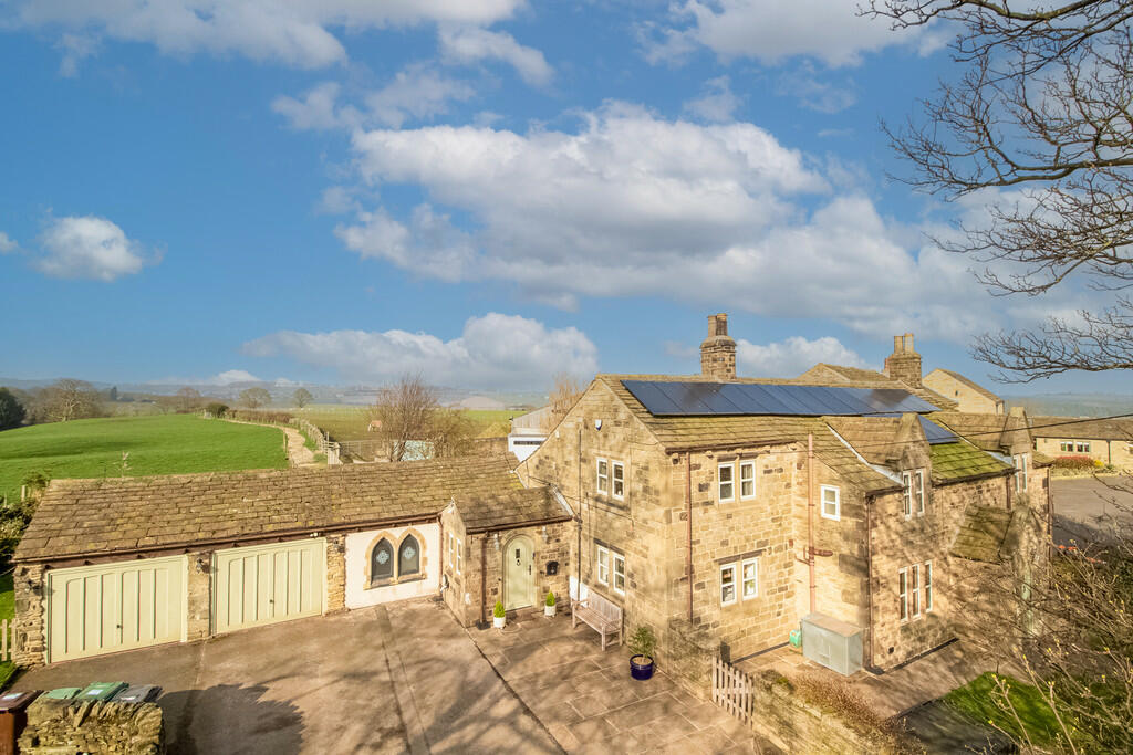 5 bedroom detached house for sale in Thorncliffe Lane, Emley