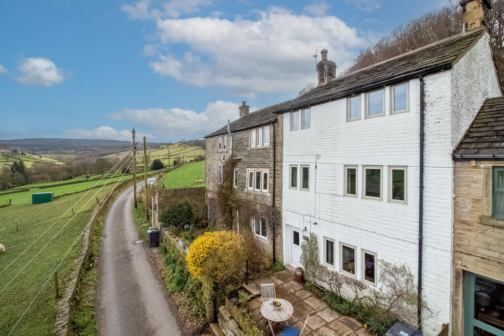 3 bedroom terraced house for sale in Arrunden Wood Nook, Holmfirth, HD9