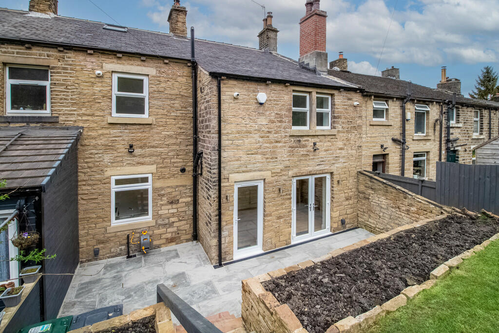 4 bedroom terraced house for sale in Manchester Road, Huddersfield, HD4