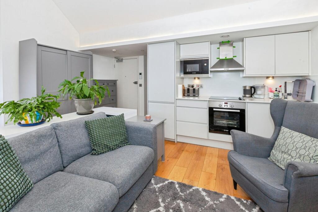 Main image of property: High Street, MAIDENHEAD, Berkshire, SL6