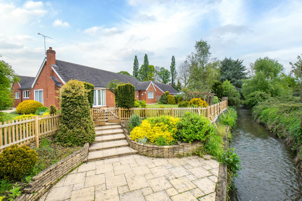 4 bedroom bungalow for sale in Crown Lane, Wychbold, Droitwich