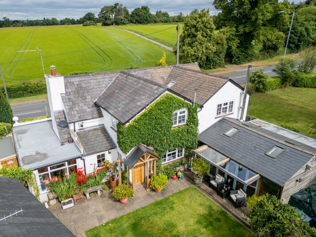 4 bedroom detached house for sale in Worcester Road, Stoke Heath, Bromsgrove, Worcestershire, B61