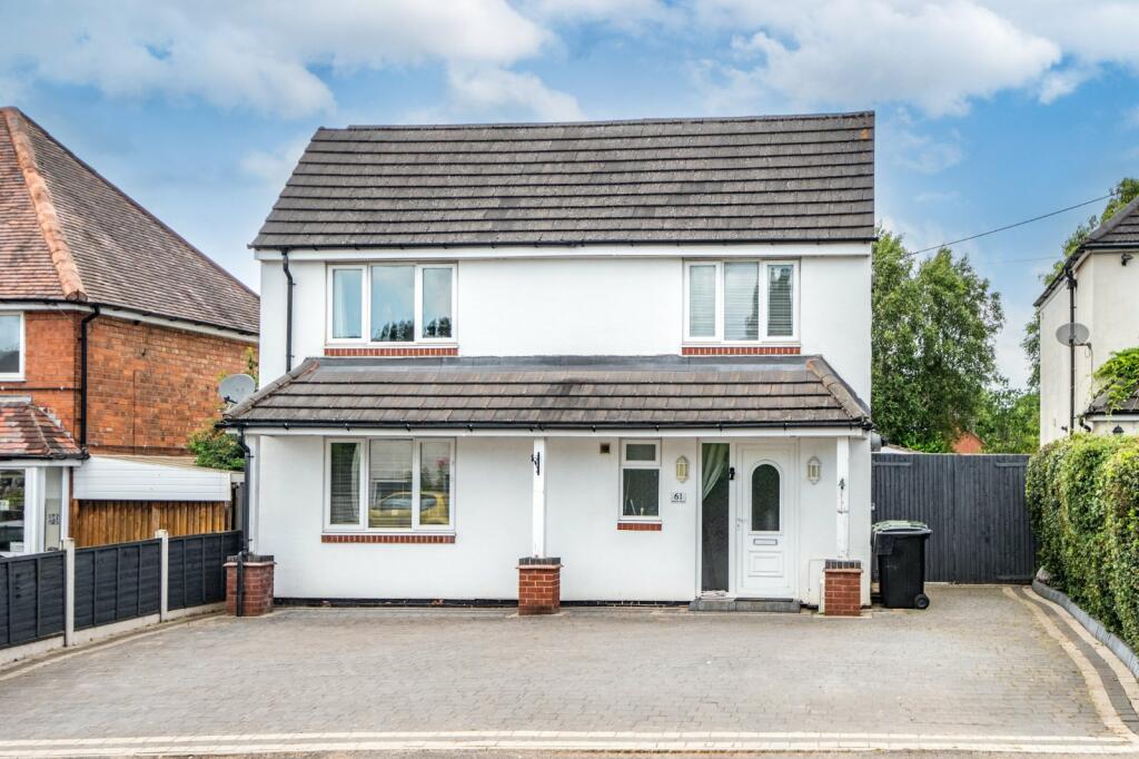 4 bedroom detached house for sale in Meadow Road, Catshill, Bromsgrove