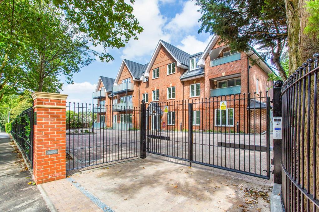 3 bedroom apartment for rent in Carew Road, Northwood, HA6 3NJ, HA6