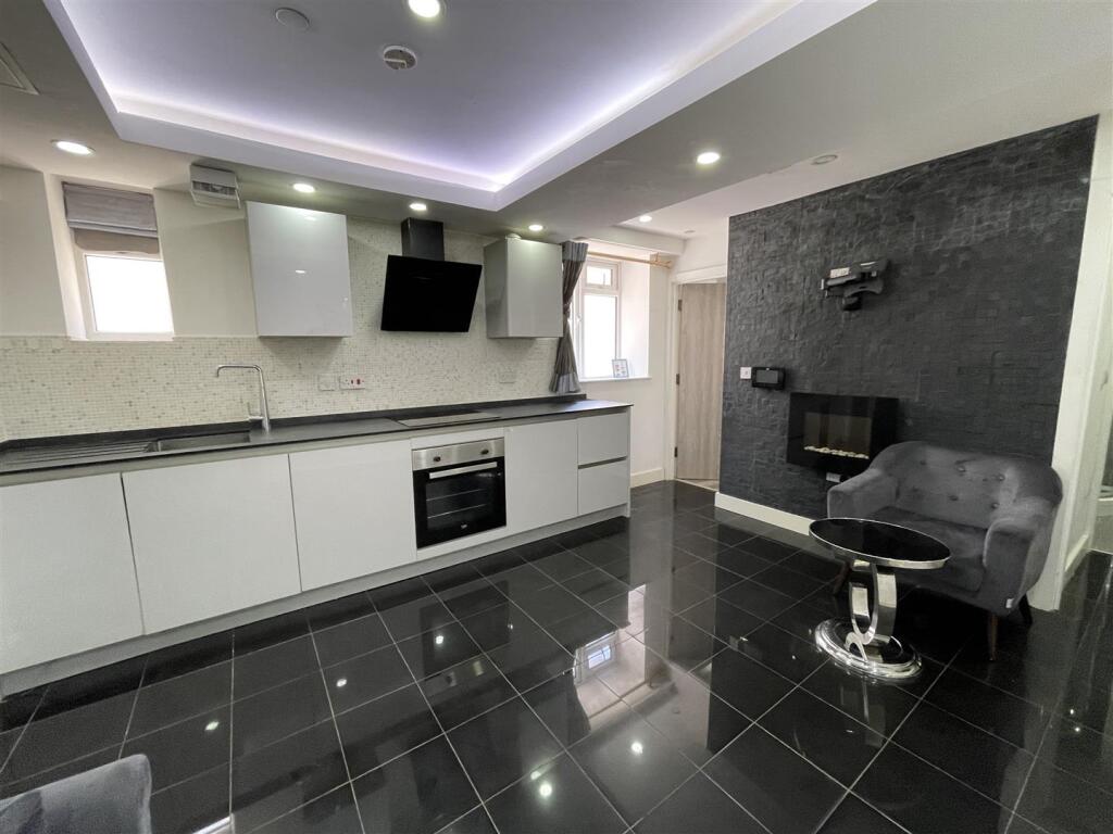 Main image of property: The Parade, Roath, Cardiff