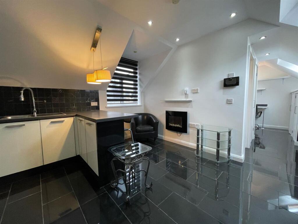 Main image of property: The Parade, Roath, Cardiff
