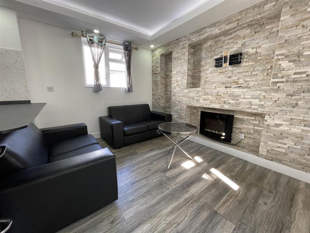 Main image of property: The Parade, Roath, Cardiff