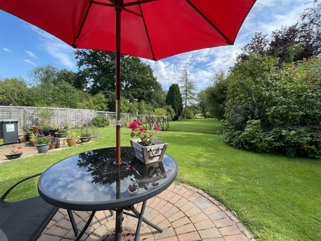 3 bedroom bungalow for sale in Brookmead, Hildenborough, Tonbridge, TN11