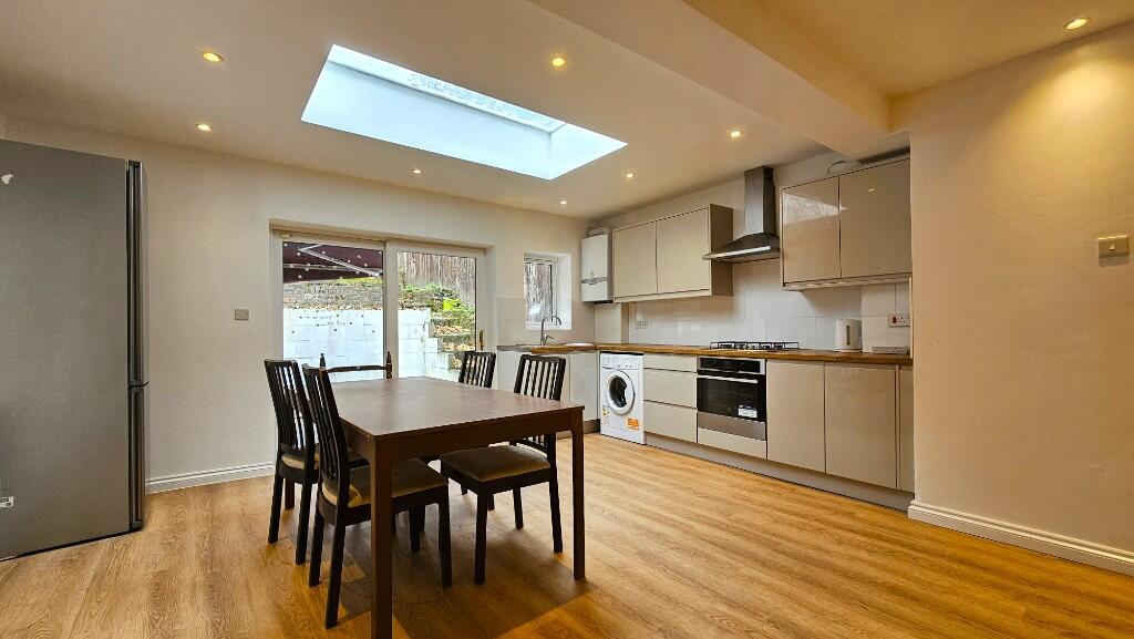 Main image of property: Whytecliffe Road South, CR8