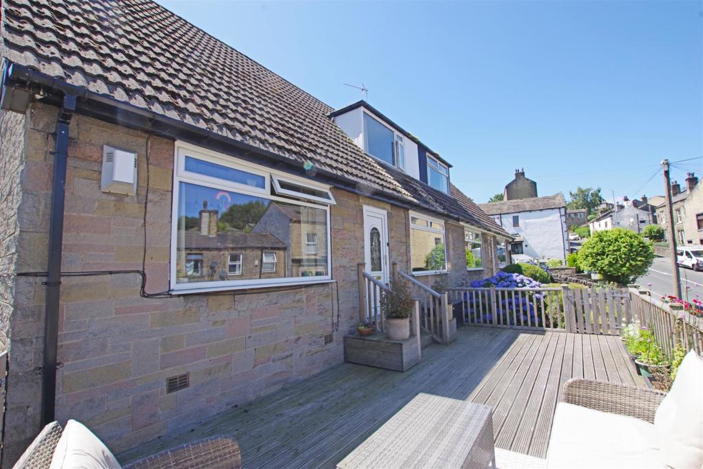 3 bedroom semidetached bungalow for sale in Rochdale Road, Greetland