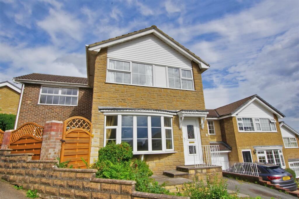 4 bedroom detached house for sale in Templars Close, Halifax, HX4