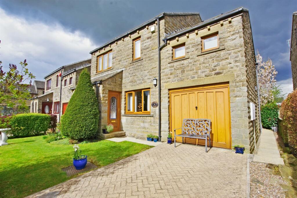 4 bedroom detached house for sale in Fall Spring Green, Stainland, HX4