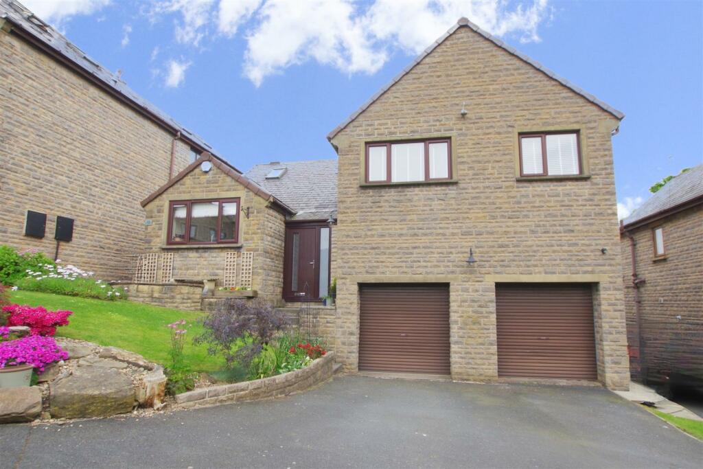 5 bedroom detached house for sale in Bankfield Grange, Greetland