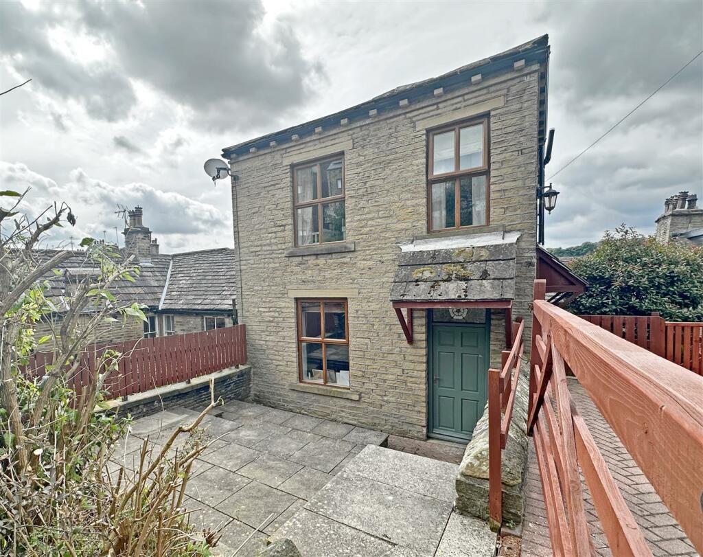 3 bedroom semidetached house for sale in Hollins Lane, Sowerby Bridge, HX6
