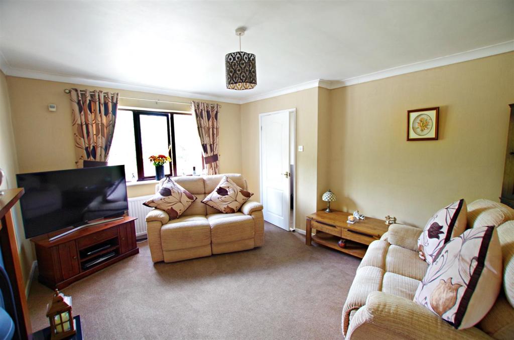 3 bedroom semidetached house for sale in Stainland Road, West Vale