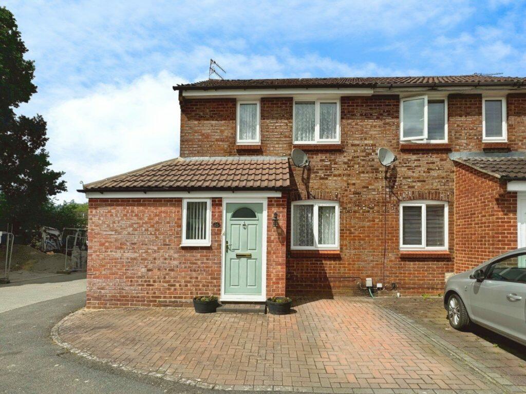 2 bedroom semidetached house for sale in Meadowsweet Close, Swindon