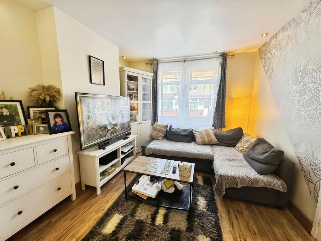 Main image of property: Linslade Street, Swindon, SN2 2BL