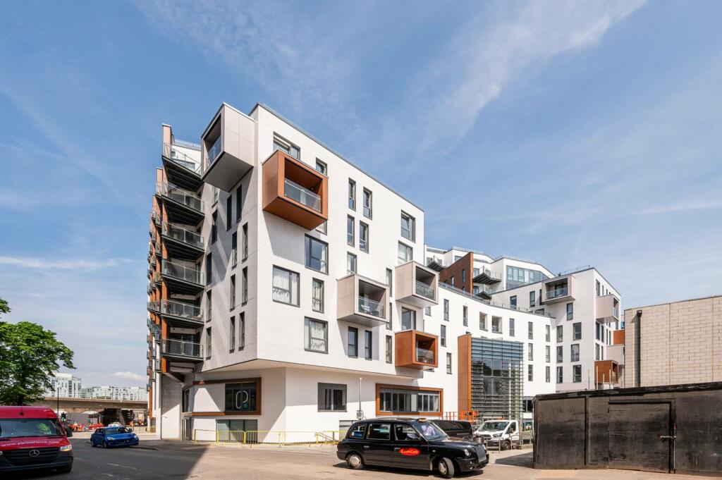 3 bedroom flat for sale in Bellville House, John Donne Way, London