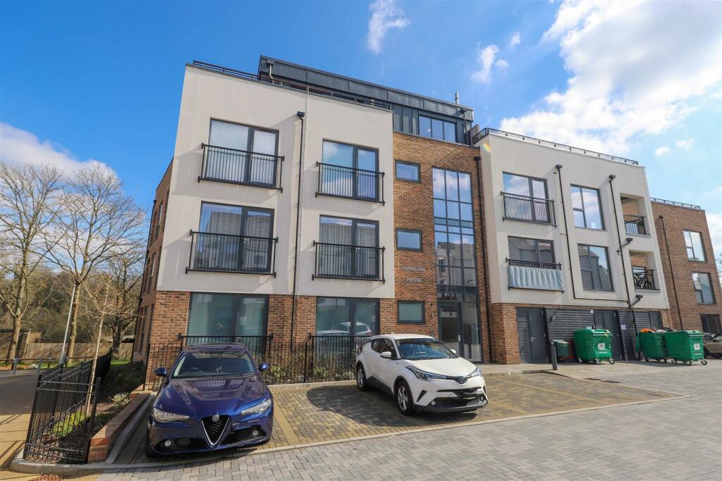 2 bedroom apartment for sale in Kenley Place, Uxbridge, UB10