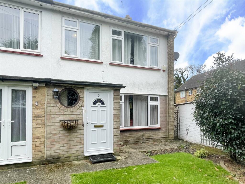 3 bedroom semidetached house for sale in Singret Place, Cowley, UB8