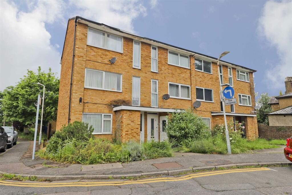 2 bedroom for sale in Hillingdon Road, Uxbridge, UB10