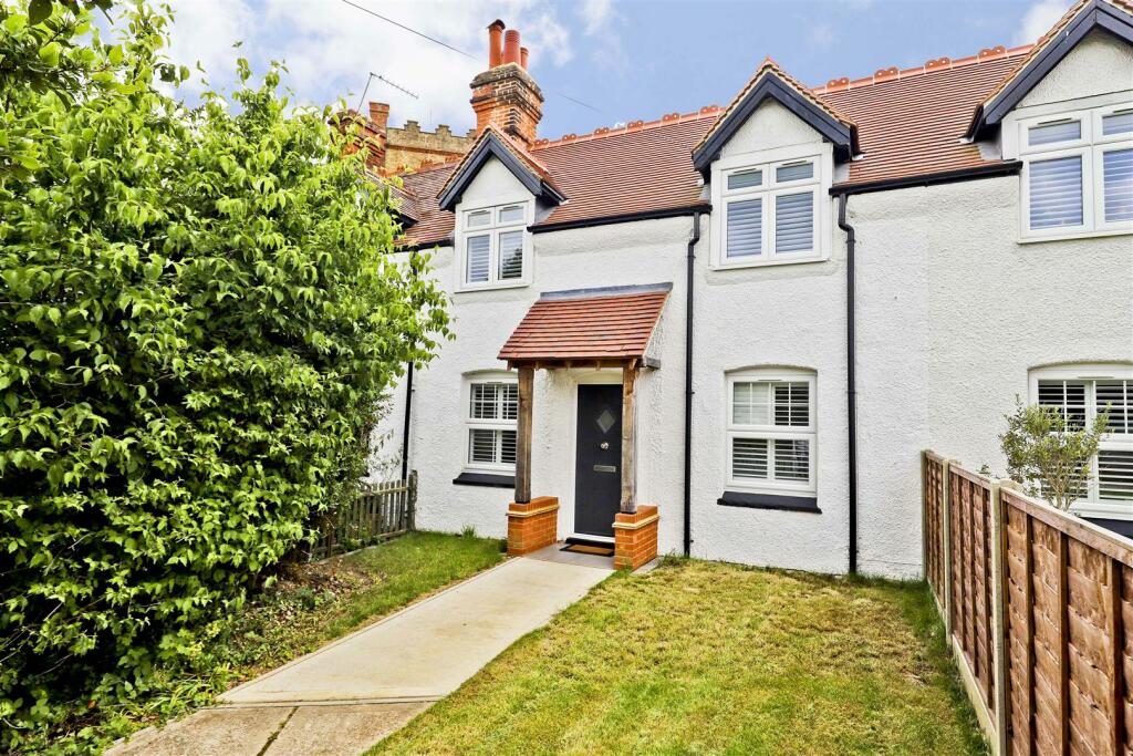 2 bedroom terraced house for sale in North Common Road, Uxbridge, UB8