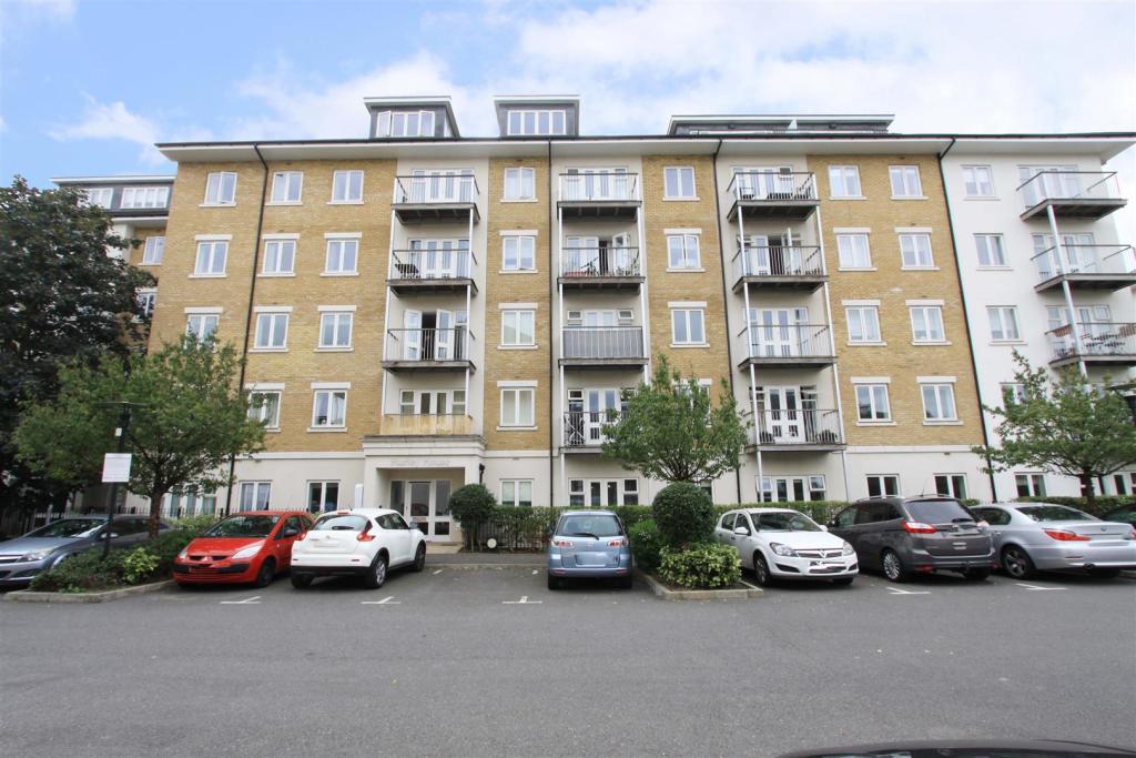 2 bedroom apartment for sale in Hurley House, West Drayton, UB7
