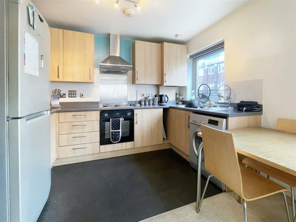 https://media.rightmove.co.uk/108k/107624/137304947/107624_32461644_IMG_01_0000.jpeg