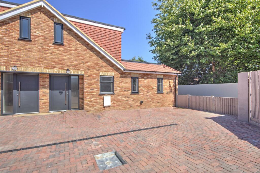 2 bedroom semidetached bungalow for sale in Great Benty, West Drayton, UB7