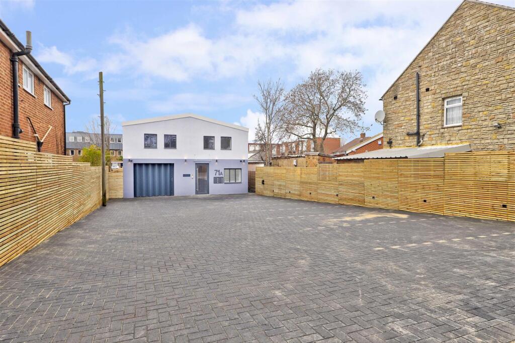 Main image of property: 71a, Colham Avenue, Yiewsley, West Drayton