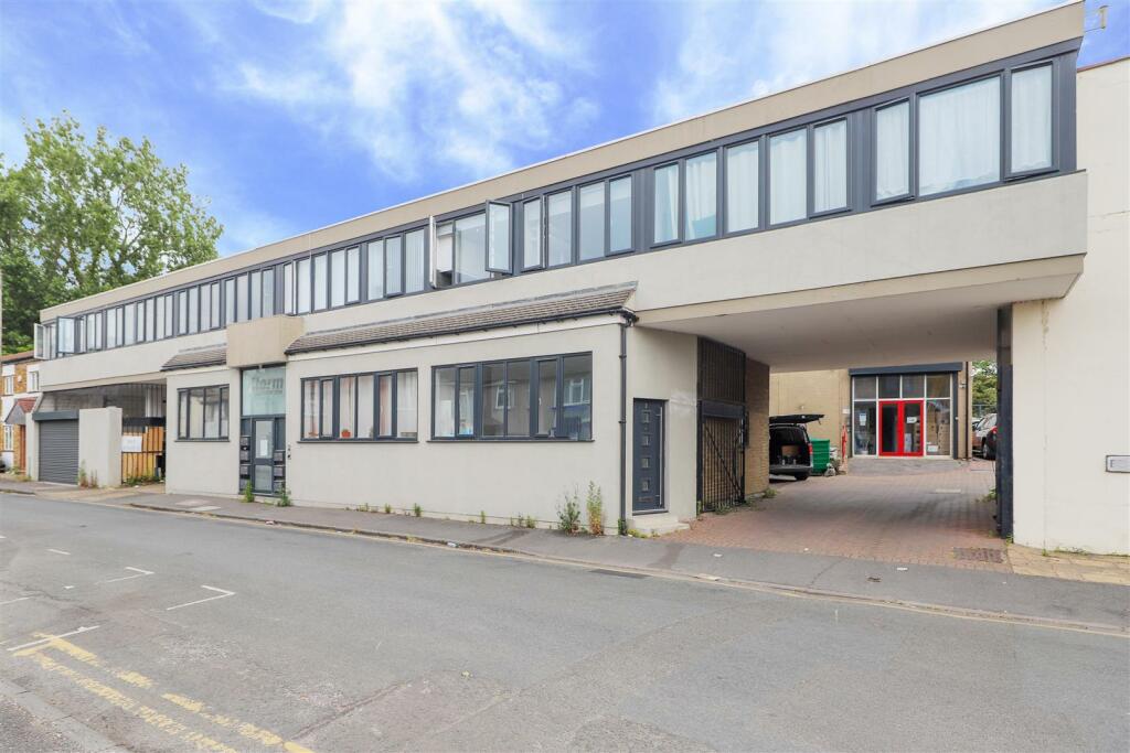 1 bedroom apartment for sale in Bentinck Road, Yiewsley, West Drayton, UB7