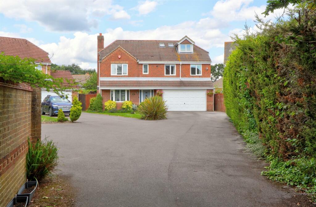5 bedroom detached house for sale in Hammonds Green, Totton, Hampshire