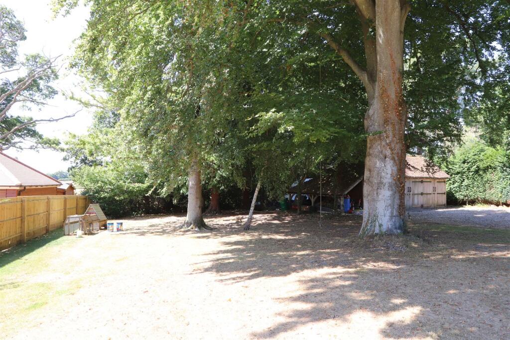 3 bedroom detached house for sale in Potters Heron Close, Ampfield