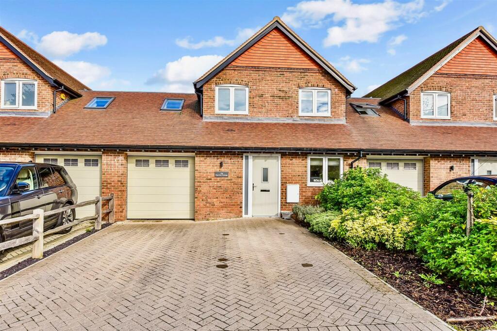 4 bedroom terraced house for sale in Street End, North Baddesley